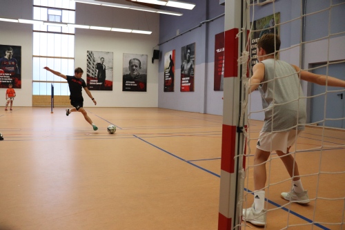 Trainingslager_Badmintonhalle_Fussbalschuss_web