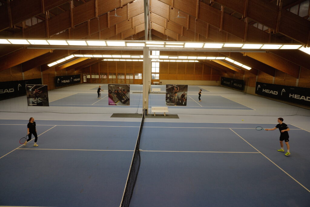 Tennishalle_oben_Spieler