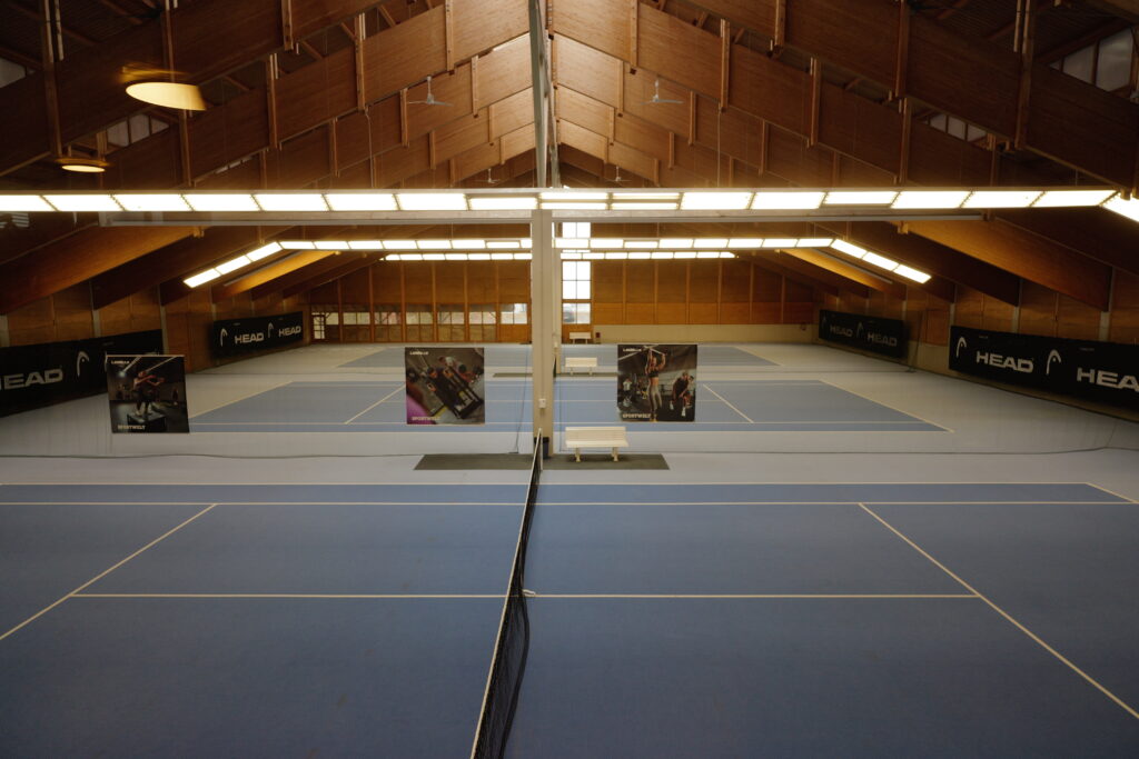 Tennishalle_oben_leer